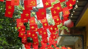 Las calles de la capital de Hanói se tiñen de rojo brillante con la bandera nacional con motivo del Día Nacional del 2 de septiembre. (Foto: Quoc Khanh/VNA)