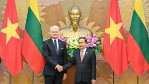 El presidente de Lituania, Gitanas Nausėda (izquierda), y el titular de la Asamblea Nacional de Vietnam, Tran Thanh Man (Foto: Nhan Dan)