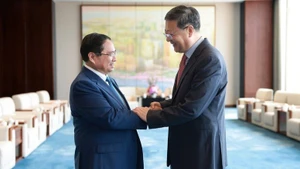 El primer ministro de Vietnam, Pham Minh Chinh (izquierda) y Chen Jining, secretario de su Comité partidista en Shanghái (Foto: VGP)