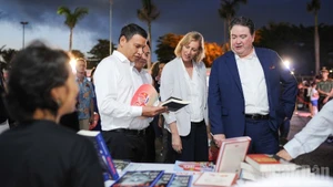El embajador de Estados Unidos en Vietnam, Marc E. Knapper, y funcionarios de la ciudad de Da Nang en el evento. (Foto: Nhan Dan)