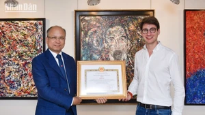 El embajador Dinh Toan Thang entrega el Premio A al artista Georg Esco. (Foto: MINH DUY)