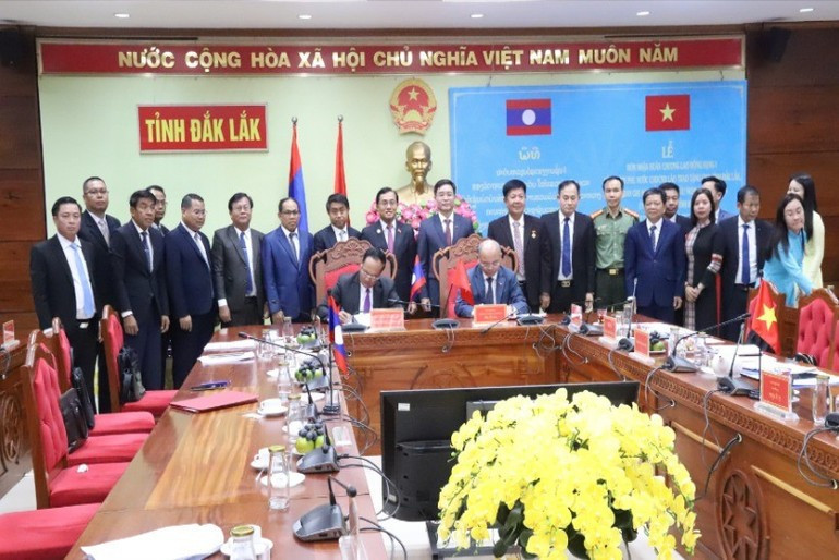 Dirigentes de Dak Lak y Sekong presencian la firma del memorando de entendimiento sobre la cooperación entre las dos provincias para el período 2025-2030. (Fotografía: Nhan Dan) Dirigentes de Dak Lak y Sekong presencian la firma del memorando de entendimiento sobre la cooperación entre las dos provincias para el período 2025-2030. (Fotografía: Nhan Dan)