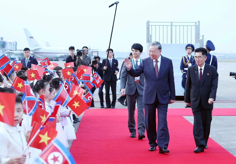 El secretario general del PCV, To Lam, fue recibido en el Aeropuerto Internacional de Pyongyang. (Foto: VNA) 1000024803.jpg