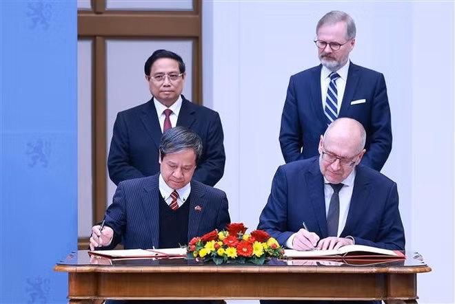 El primer ministro vietnamita, Pham Minh Chinh, y su homólogo checo, Petr Fiala, presencian la firma de un acuerdo entre los dos Gobiernos sobre cooperación en el ámbito de la educación. (Foto: VNA)
