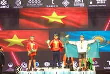 El pesista vietnamita K'Duong en el podio recibiendo la medalla de oro. (Fotografía: qdnd.vn)