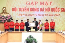 El primer ministro de Vietnam, Pham Minh Chinh, entrega la Orden de Trabajo de primera clase a la selección nacional de fútbol femenino. (Fotografía: VNA)