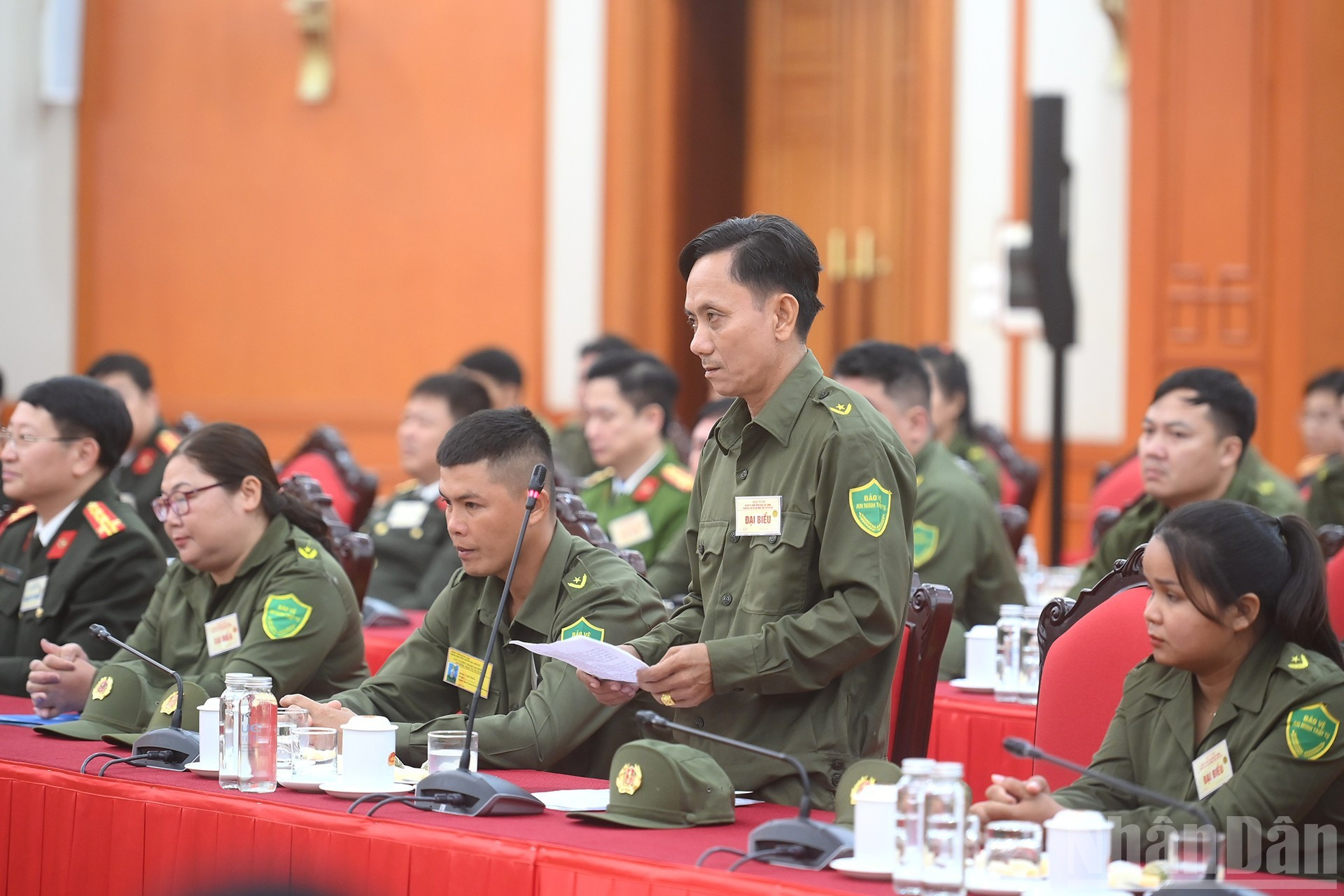 Un miembro de las fuerzas encargadas de proteger la seguridad y el orden a nivel de base interviene en el acto.