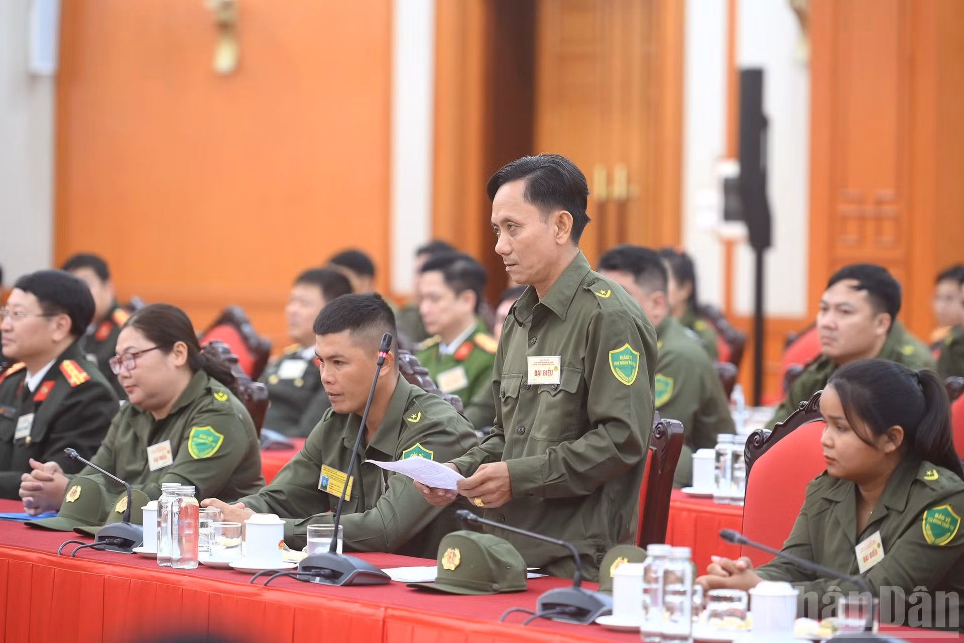 Un miembro de las fuerzas encargadas de proteger la seguridad y el orden a nivel de base interviene en el acto.