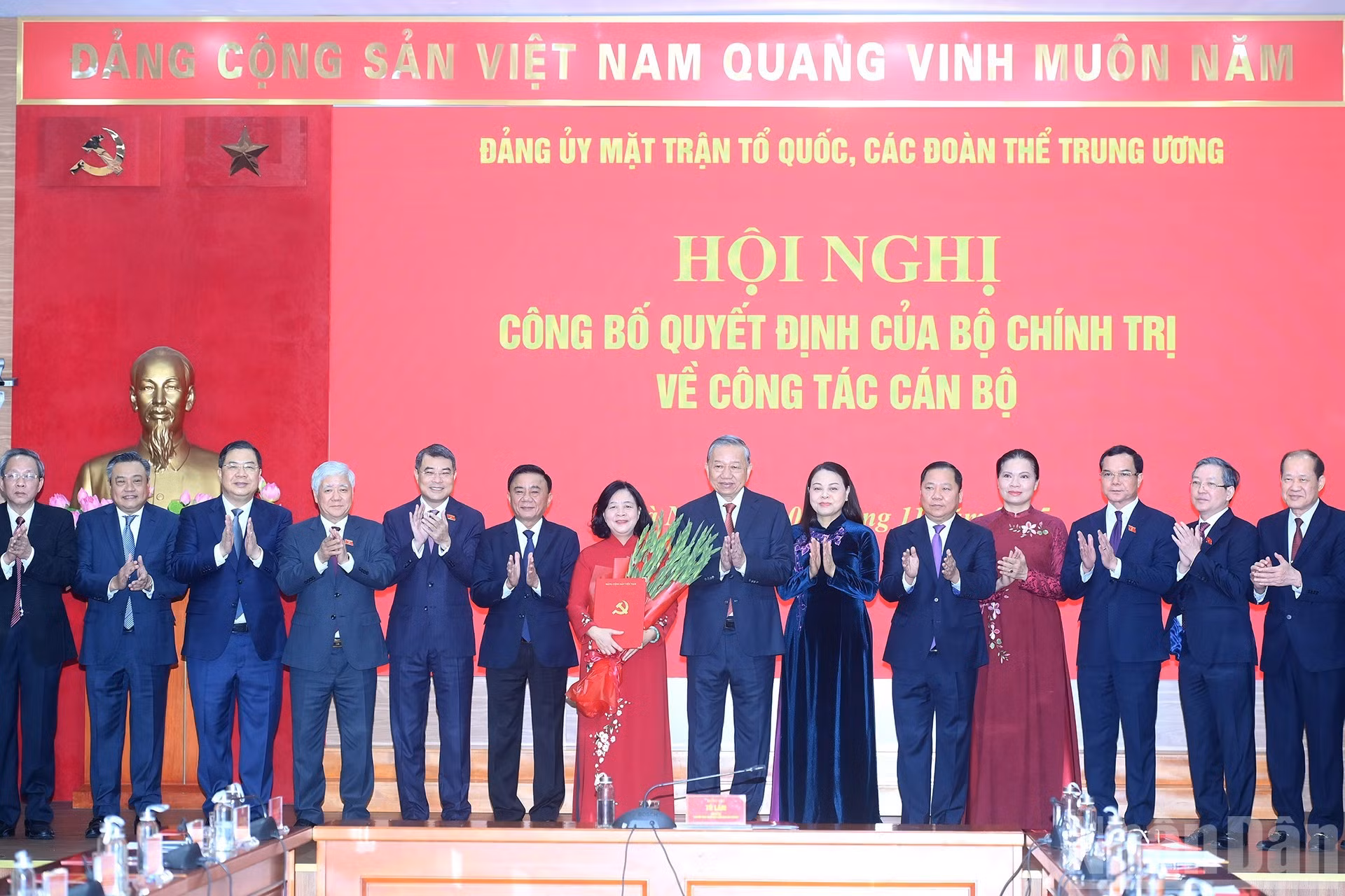 Los delegados felicitan a la secretaria del Comité del Partido del Frente de la Patria y las organizaciones de masas centrales, Bui Thi Minh Hoai.