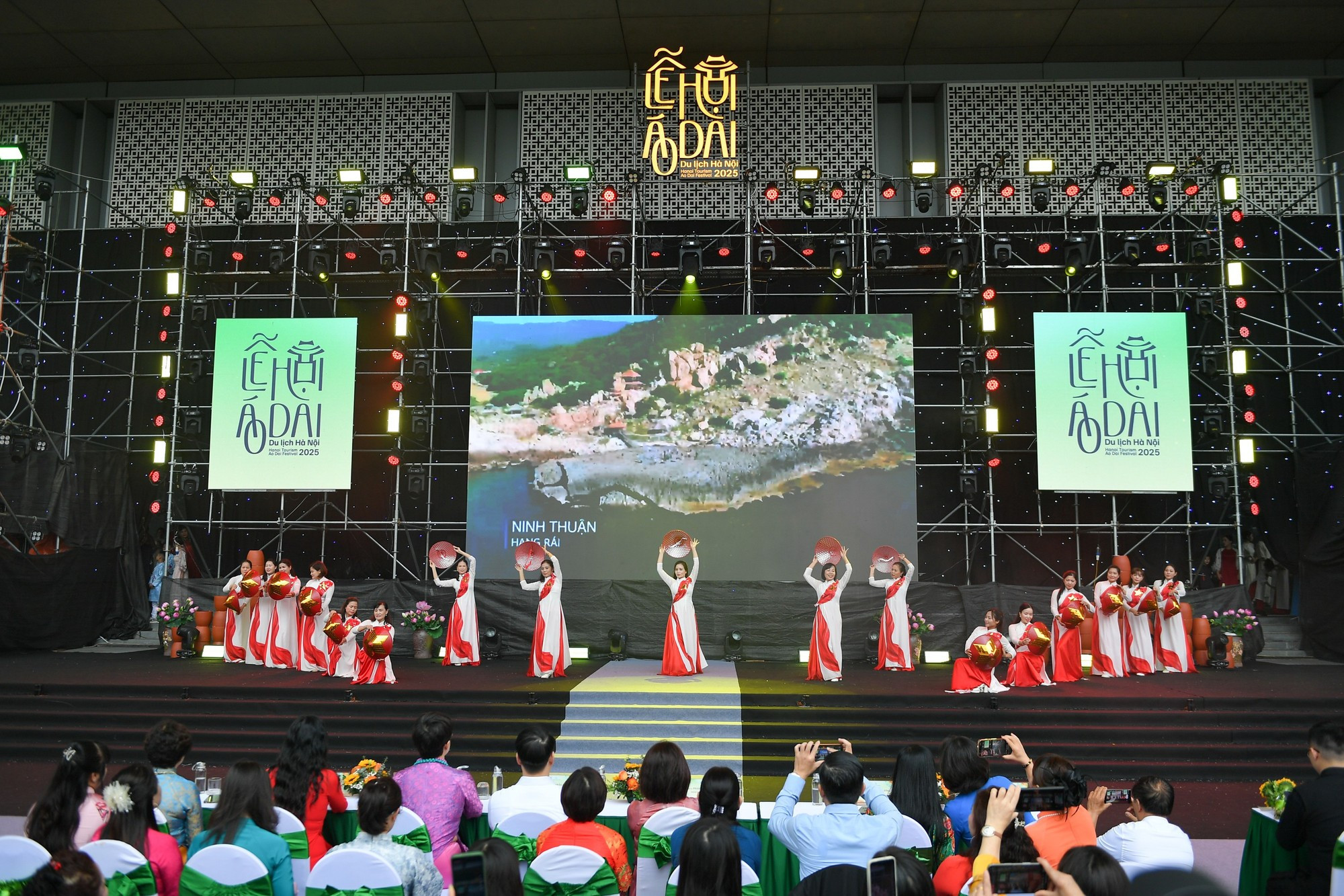 Actuación de danza folclórica del barrio de Bo De.