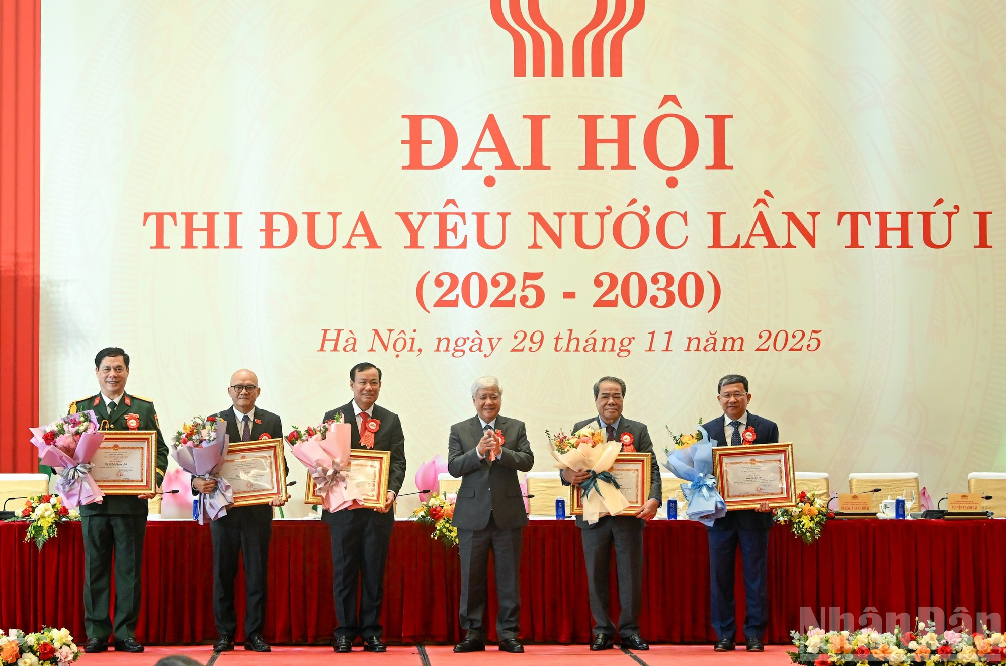 Do Van Chien, vicepresidente permanente de la Asamblea Nacional, entrega certificados de mérito del Comité Permanente del Parlamento a los individuos con logros sobresalientes.