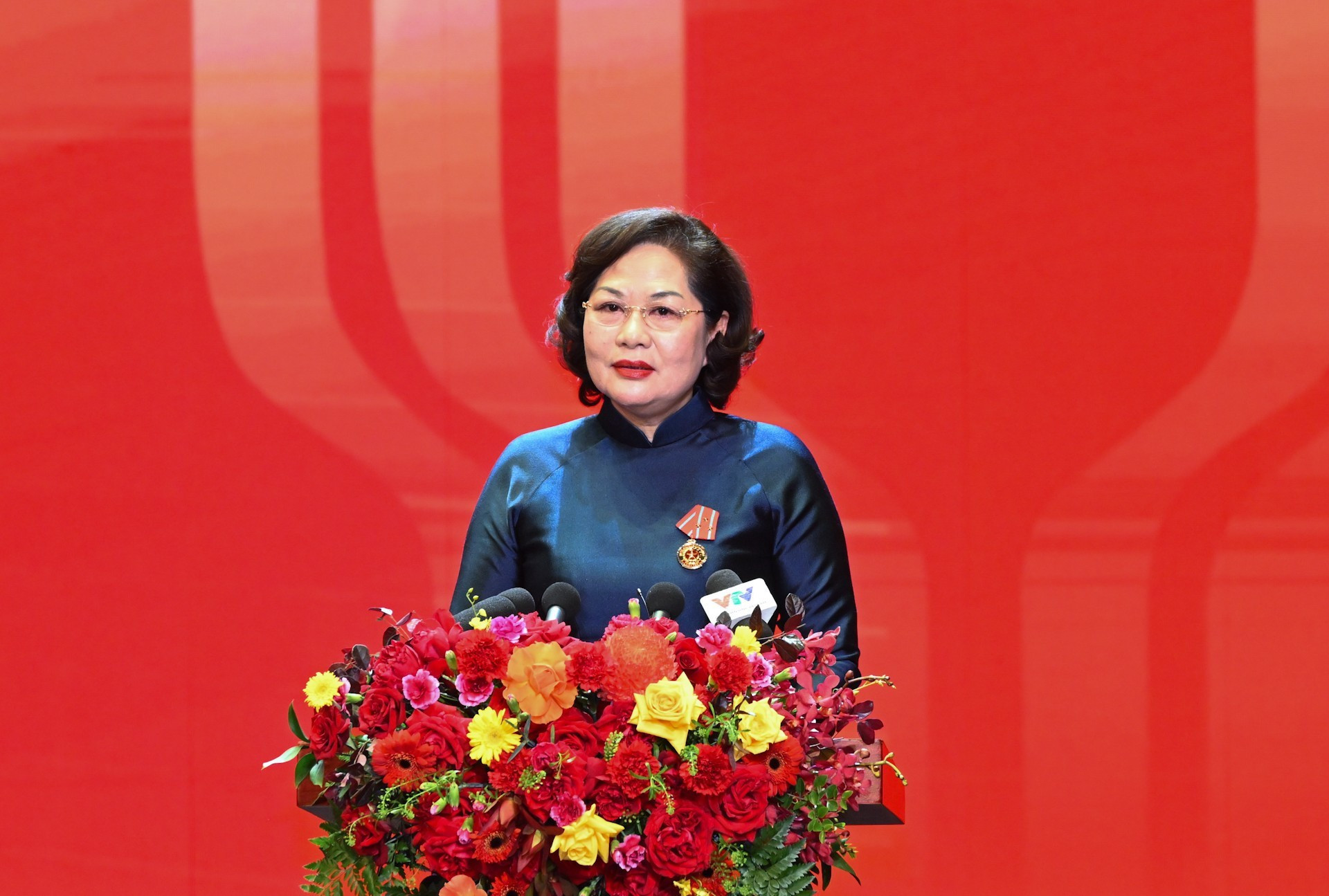 La gobernadora del Banco Estatal de Vietnam, Nguyen Thi Hong, habla en el acto.