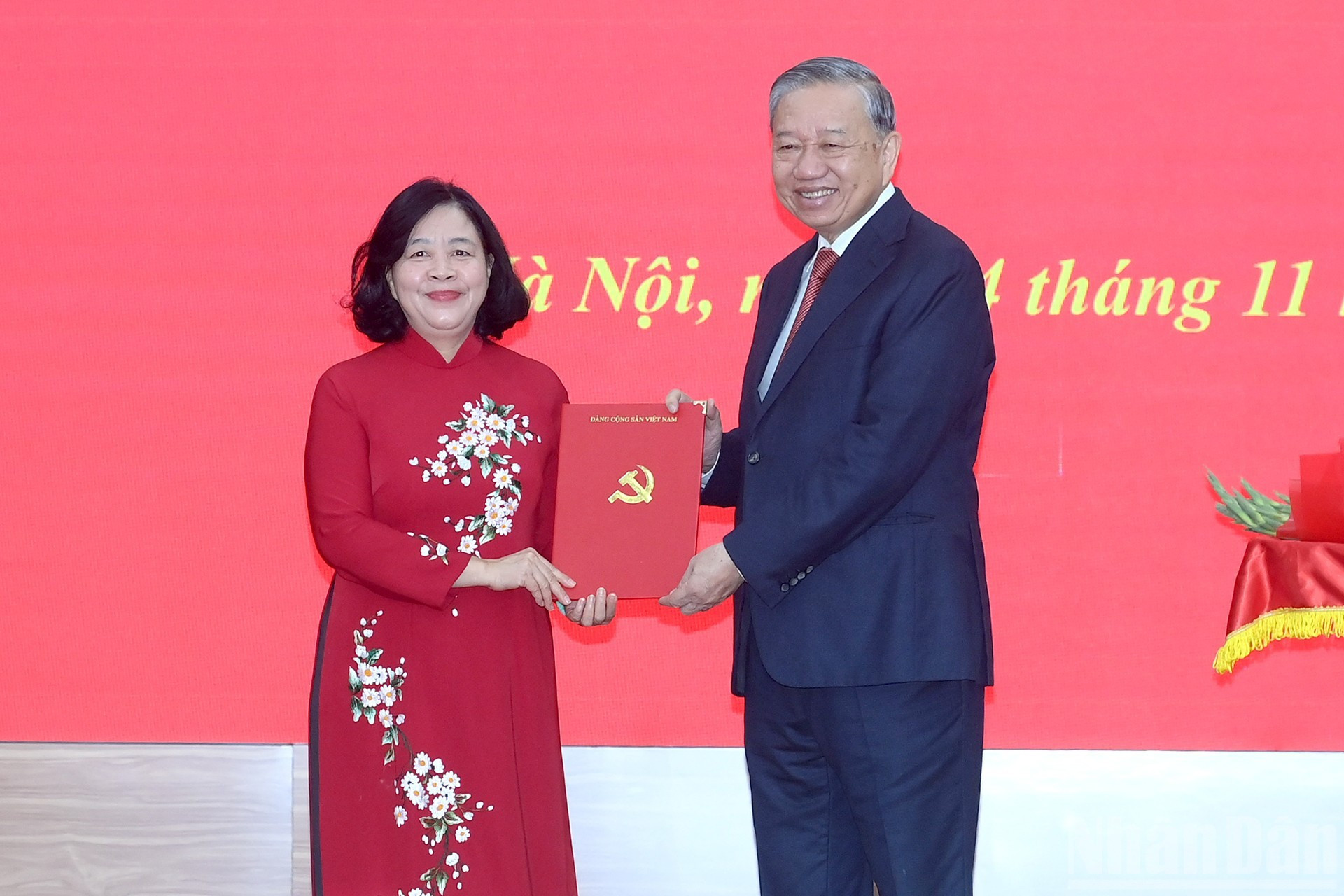 El secretario general del PCV, To Lam, entrega la decisión del Buró Político sobre la designación de la camarada Bui Thi Minh Hoai como secretaria del Comité del Partido del Frente de la Patria y las organizaciones de masas centrales para el mandato 2020-2025.