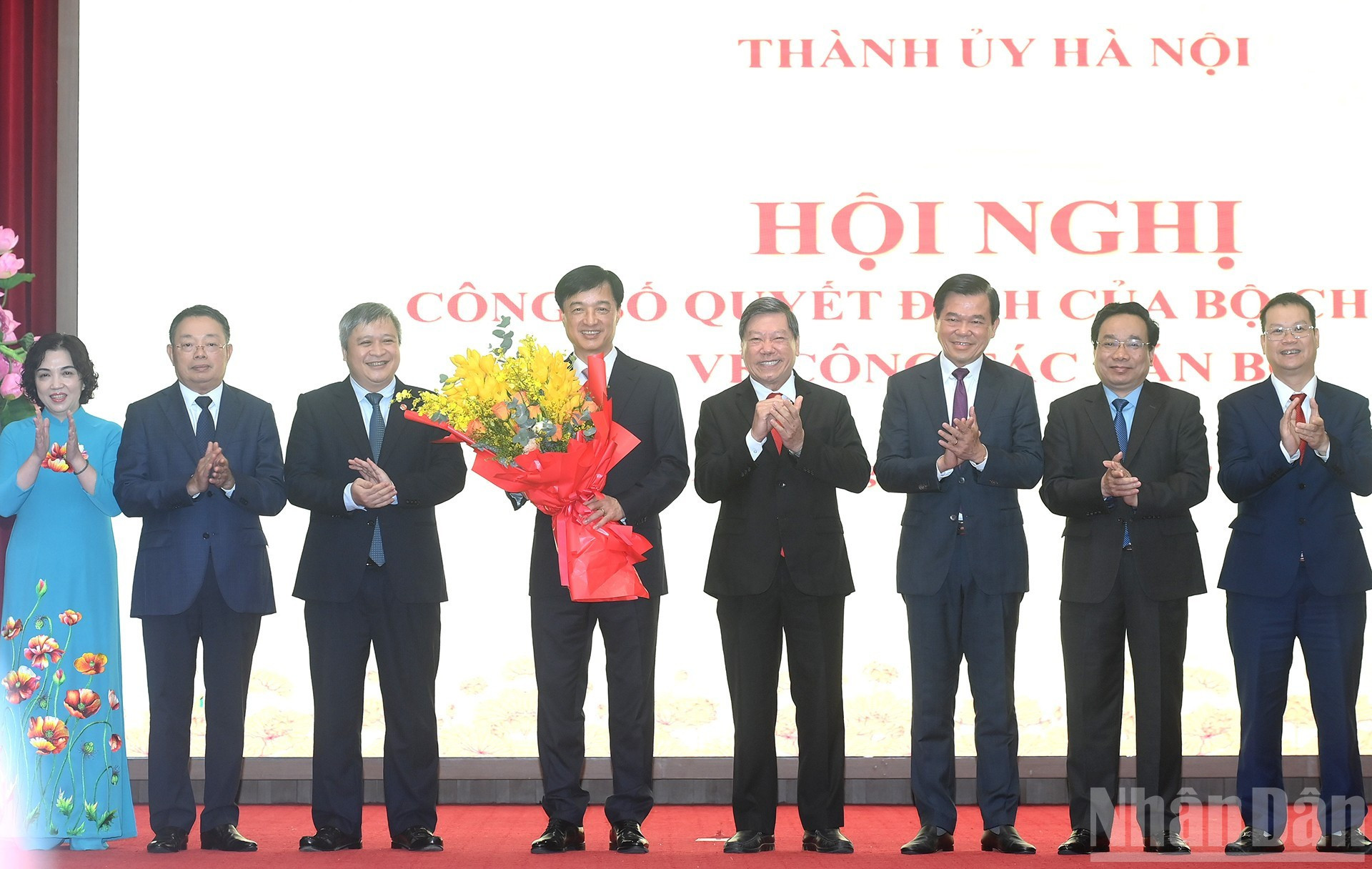 Representantes de la Comisión de Control Disciplinario del Comité Central del PCV felicitan a Nguyen Duy Ngoc.