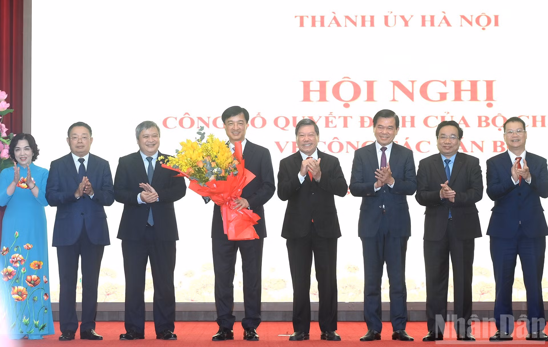 Representantes de la Comisión de Control Disciplinario del Comité Central del PCV felicitan a Nguyen Duy Ngoc.