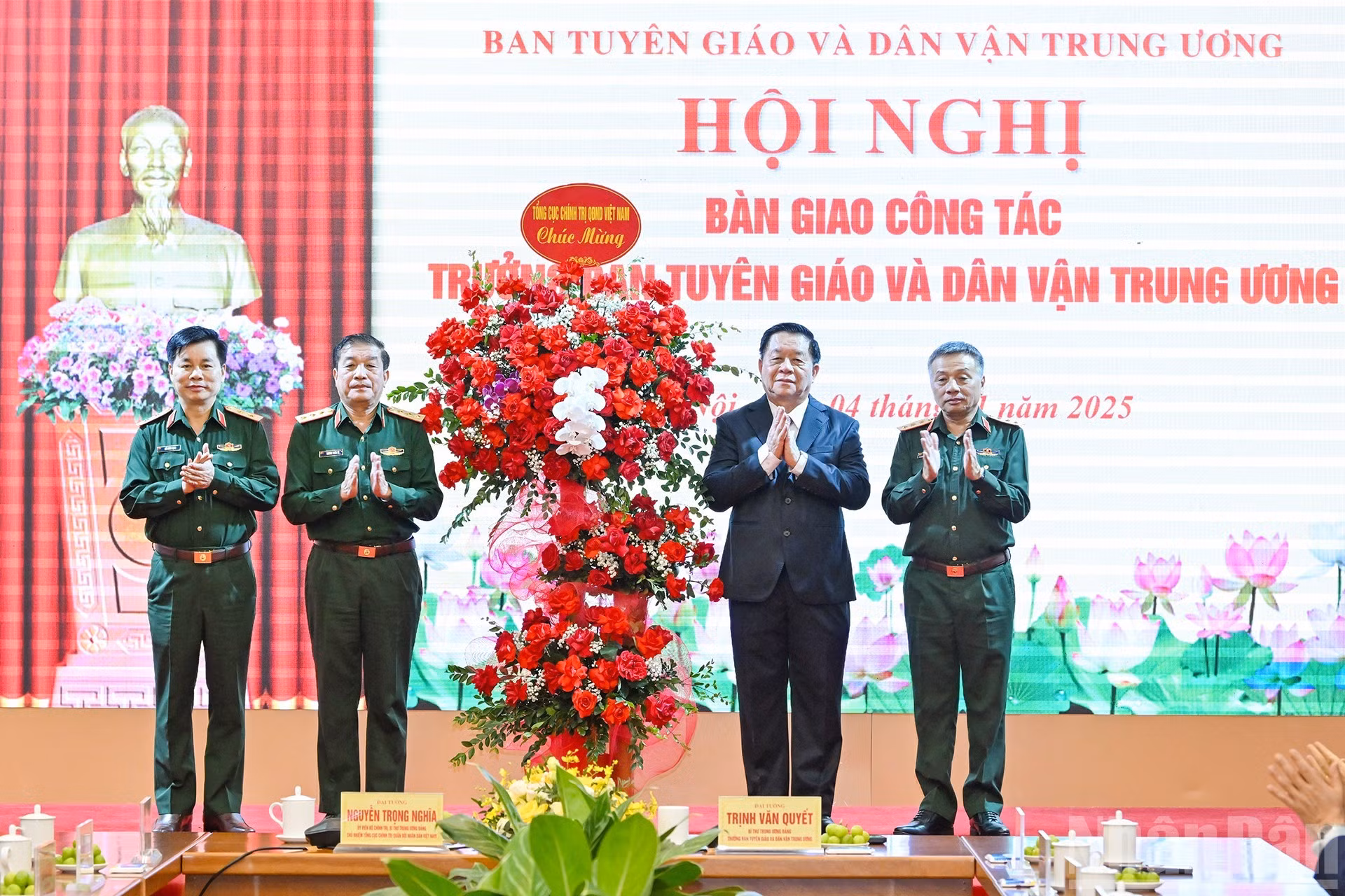 Representantes de la Dirección General de Política del Ejército Popular de Vietnam entregan flores para felicitar a Nguyen Trong Nghia.