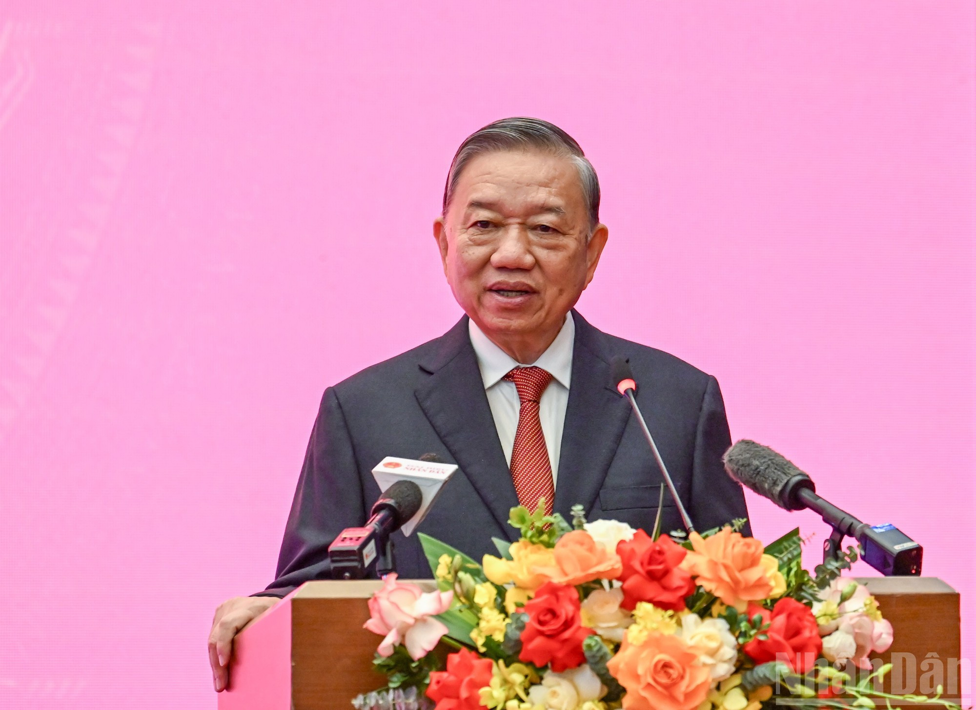 To Lam habla en la cita.