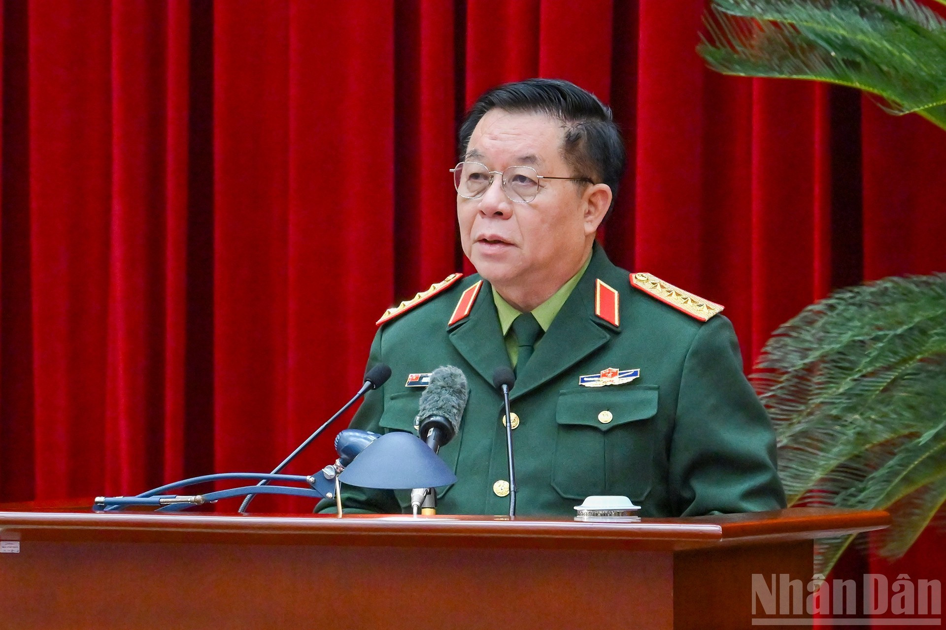 Nguyen Trong Nghia, miembro del Buró Político, secretario del Comité Central del PCV y director del Departamento General de Política del Ejército Popular de Vietnam, habla en el evento.