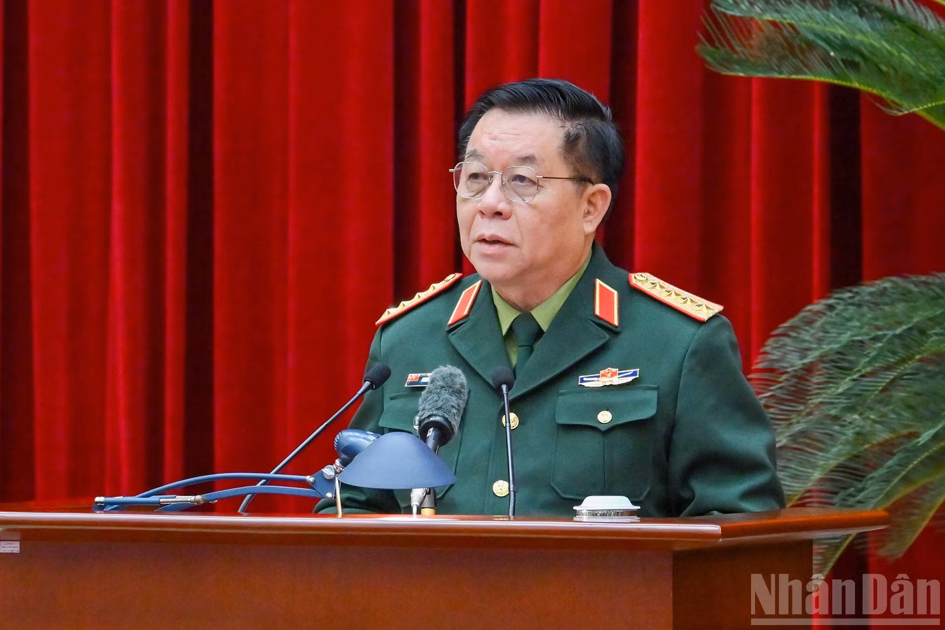 Nguyen Trong Nghia, miembro del Buró Político, secretario del Comité Central del PCV y director del Departamento General de Política del Ejército Popular de Vietnam, habla en el evento.