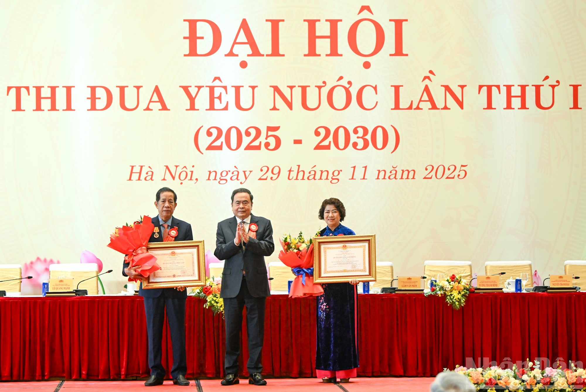 Thanh Man entrega la Orden de la Independencia de tercera clase a Dang Thuan Phong y la Orden del Trabajo de segunda clase a Nguyen Thi Le Thuy.