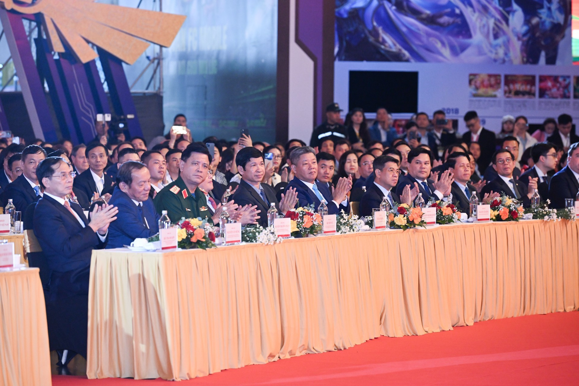 También están presentes el viceprimer ministro Bui Thanh Son, jefe del Comité Organizador de la Feria de Otoño 2025, junto con dirigentes de distintos ministerios, sectores y organismos centrales.