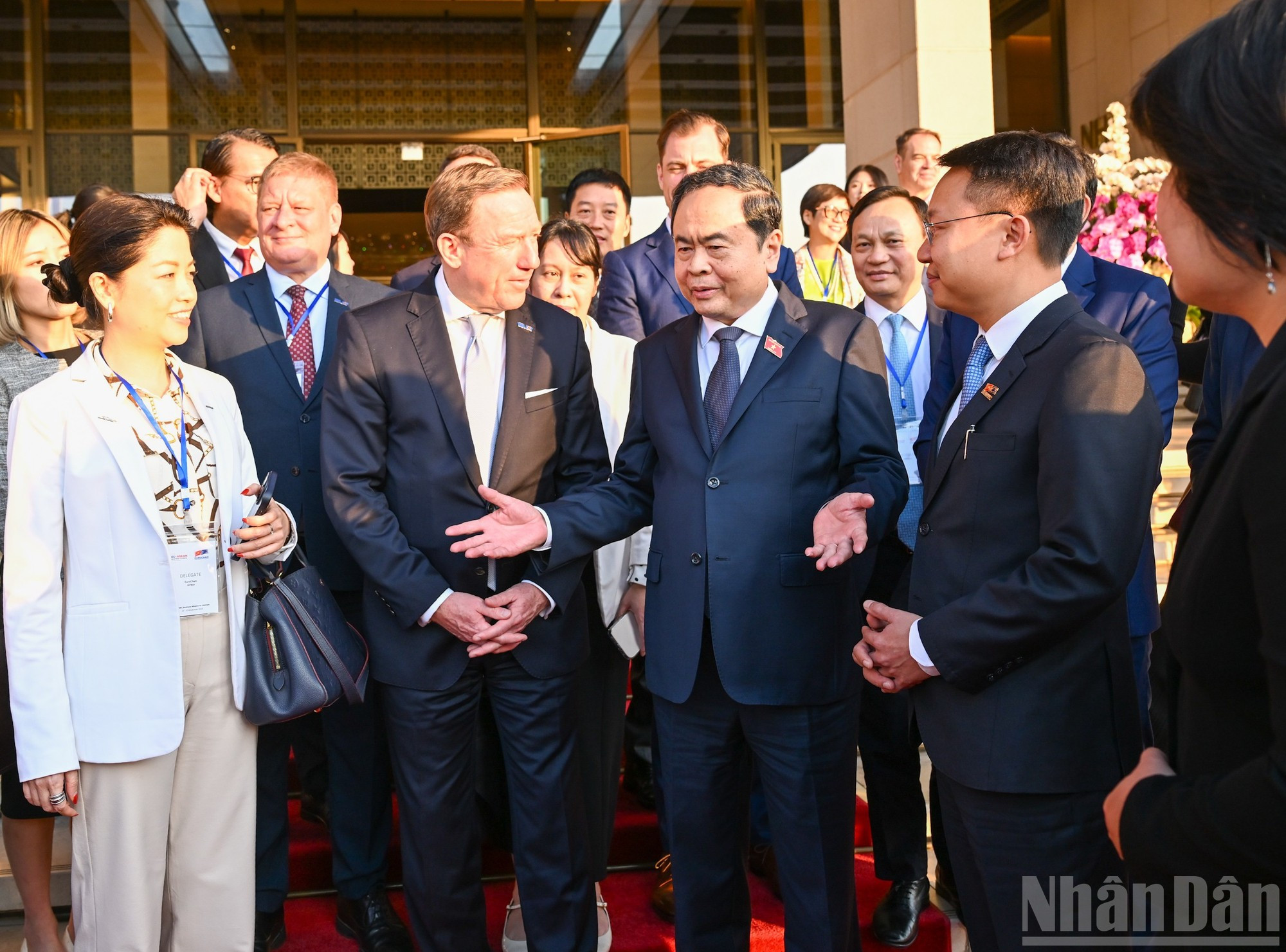 El presidente de la Asamblea Nacional de Vietnam, Tran Thanh Man, dialoga con los miembros de la delegación empresarial del Consejo Empresarial Europa-Asean.