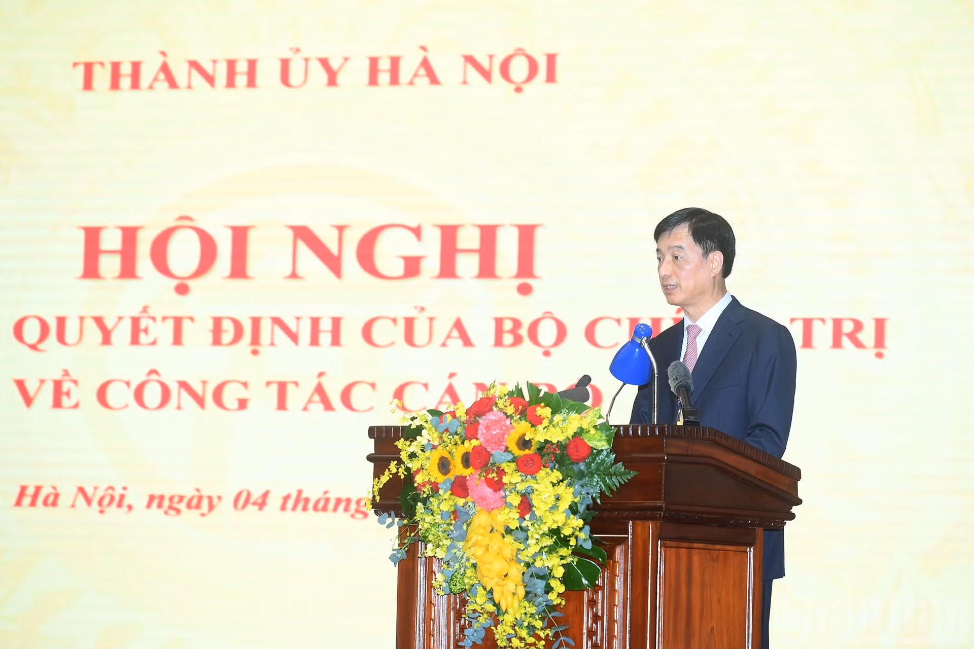 El secretario del Comité del Partido de Hanói, Nguyen Duy Ngoc, pronuncia un discurso en la cita.