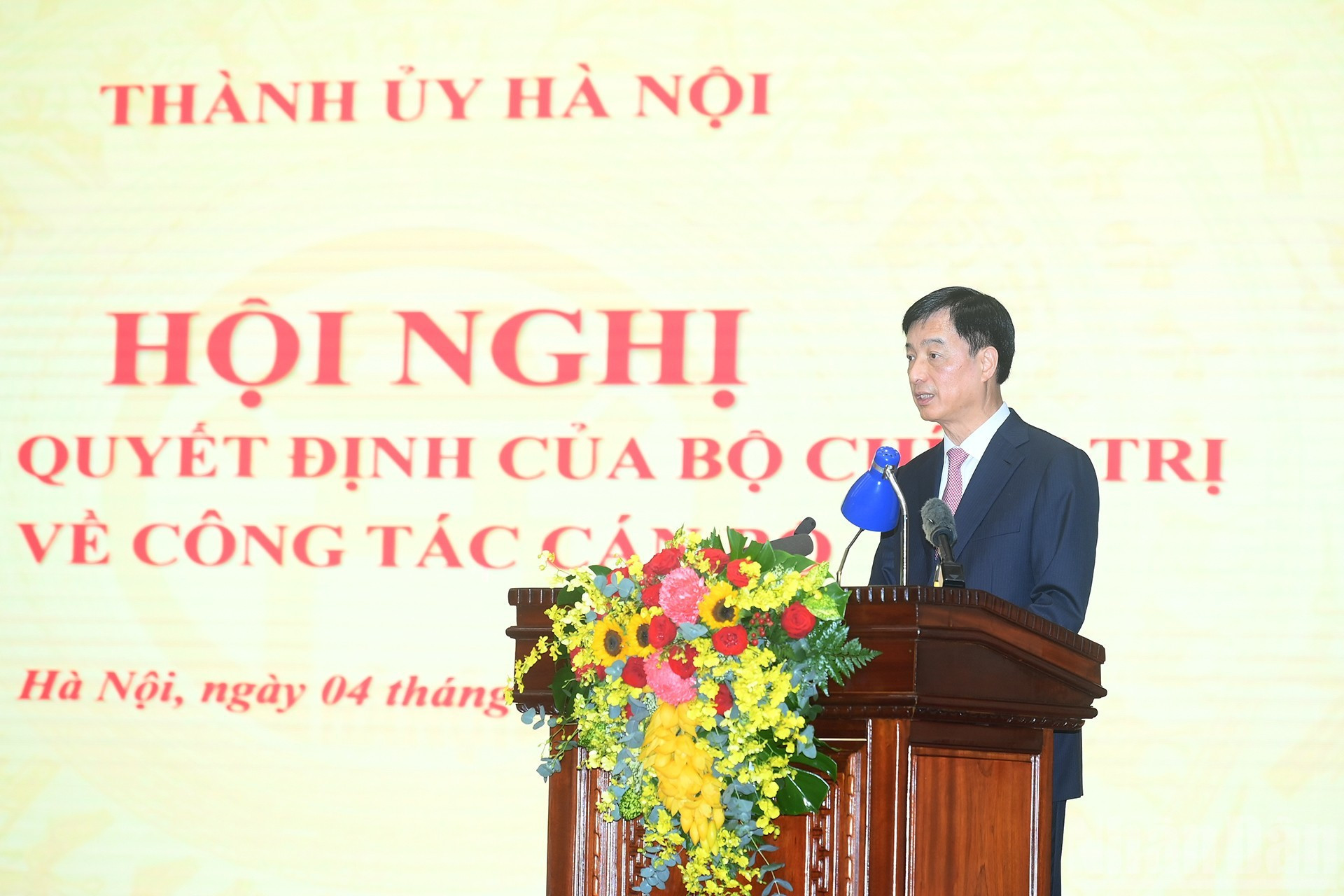 El secretario del Comité del Partido de Hanói, Nguyen Duy Ngoc, pronuncia un discurso en la cita.