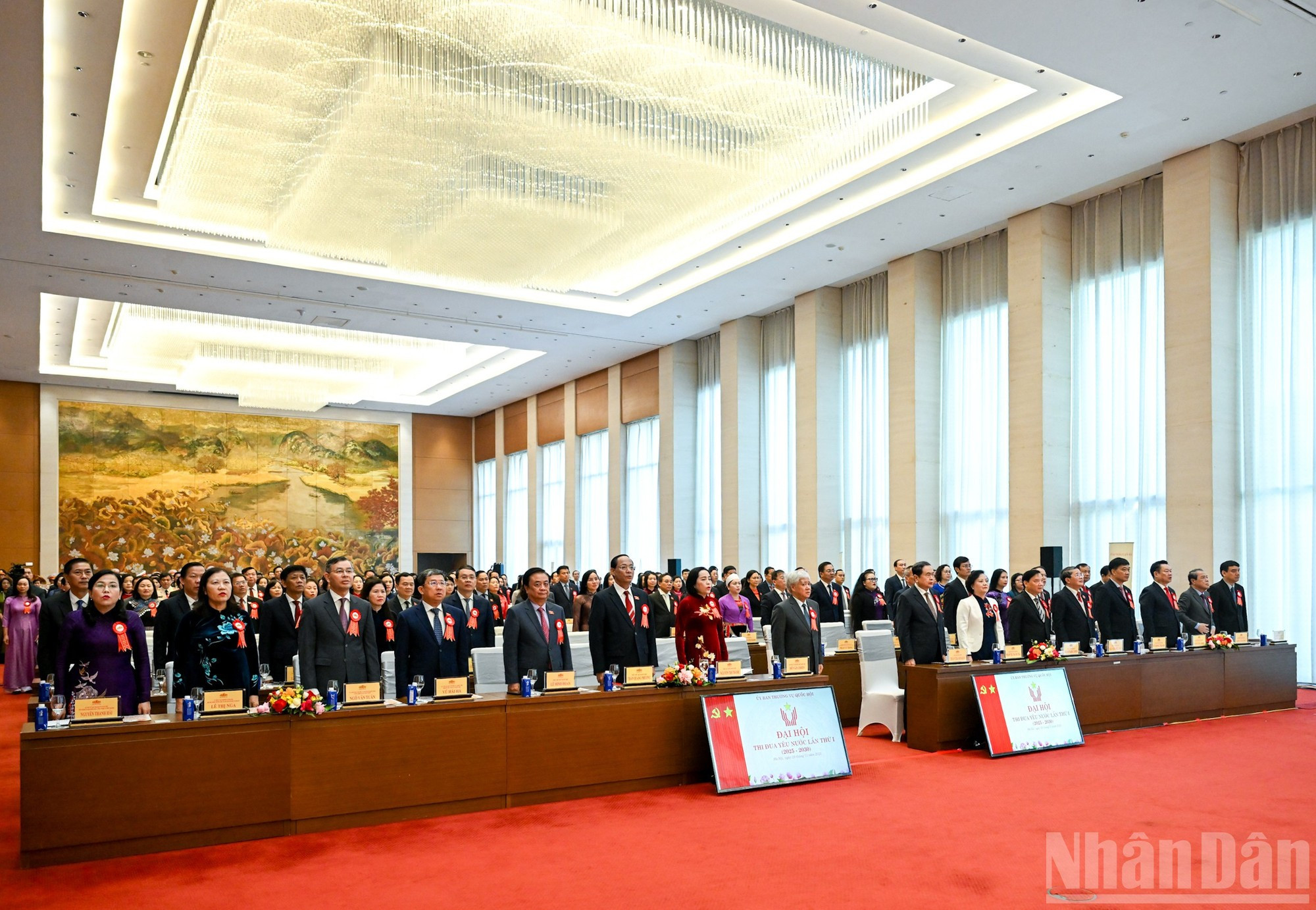 Los delegados saludan a la bandera nacional.