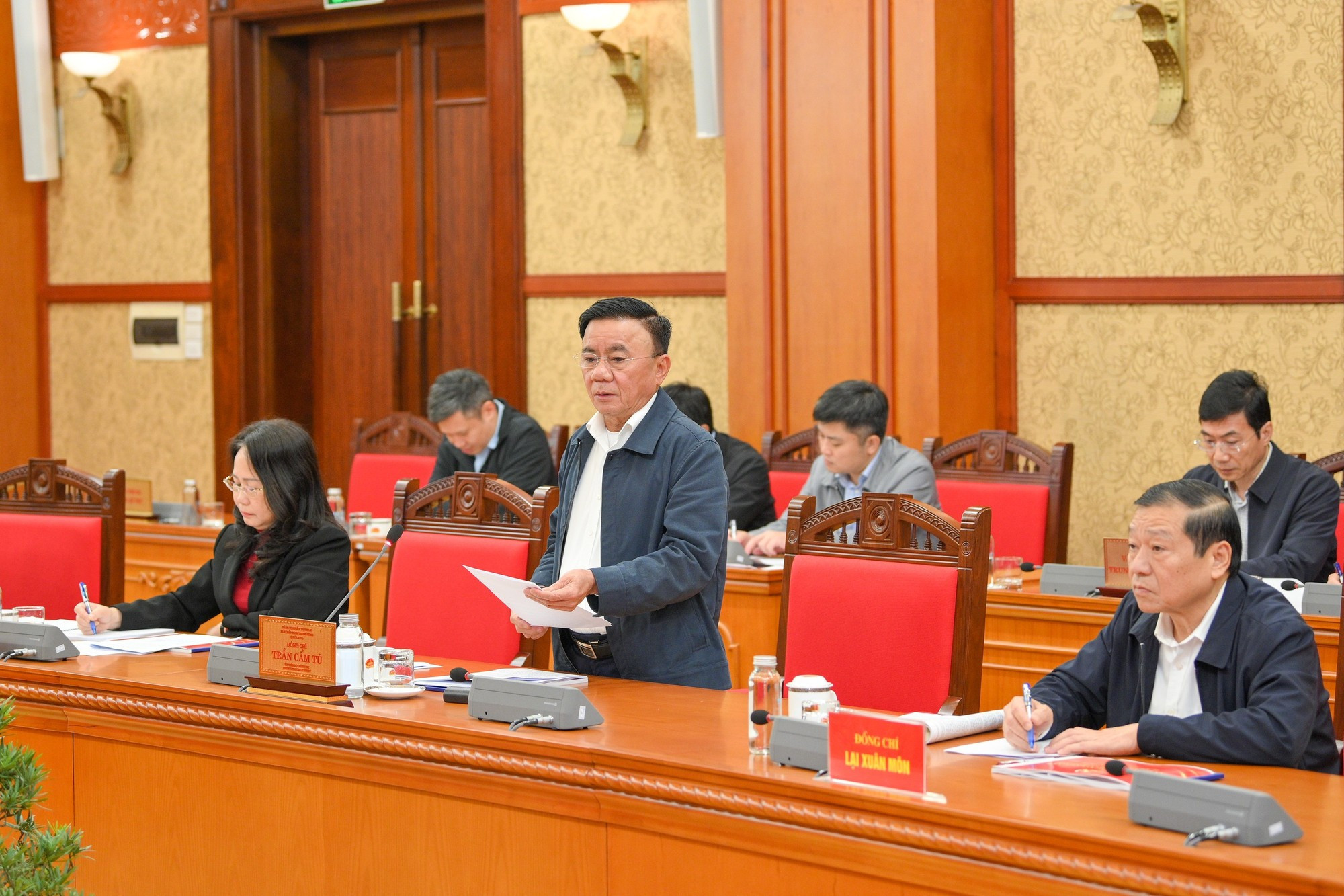 El miembro del Buró Político, permanente del Secretariado y jefe del Subcomité de Organización para el XIV Congreso Nacional del Partido Comunista de Vietnam, Tran Cam Tu, habla en el evento.