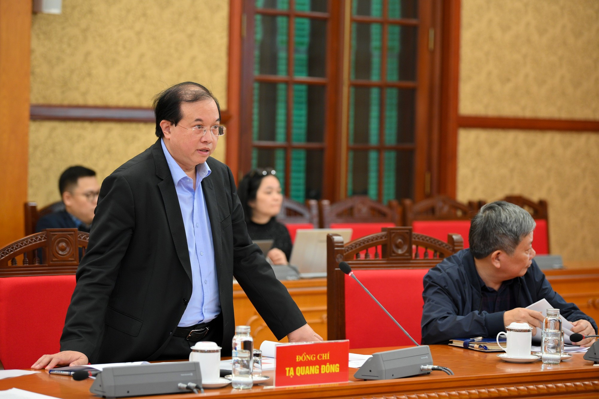 Ta Quang Dong, viceministro de Cultura, Deportes y Turismo, presenta un informe en la reunión.