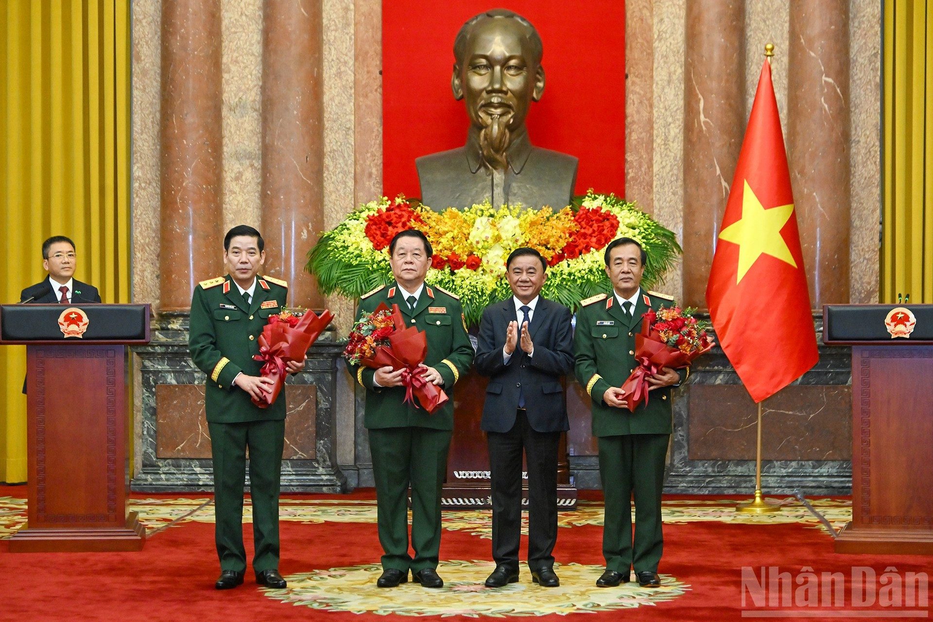 El miembro permanente del Secretariado del Comité Central del Partido Comunista de Vietnam (PCV), Tran Cam Tu, entrega flores para felicitar a los ascendidos.