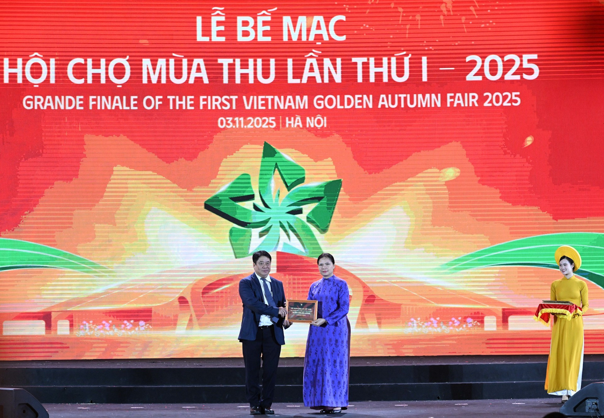 La vicepresidenta del Comité Central del Frente de la Patria de Vietnam, Ha Thi Nga, recibe la donación del Grupo de Electricidad de Vietnam destinada a apoyar a las personas afectadas por tormentas e inundaciones en las regiones del centro y del norte montañoso del país.