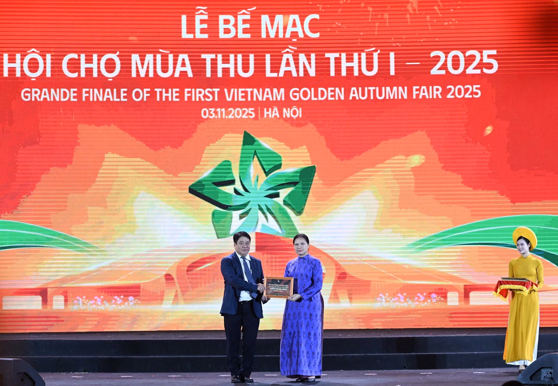 La vicepresidenta del Comité Central del Frente de la Patria de Vietnam, Ha Thi Nga, recibe la donación del Grupo de Electricidad de Vietnam destinada a apoyar a las personas afectadas por tormentas e inundaciones en las regiones del centro y del norte montañoso del país.