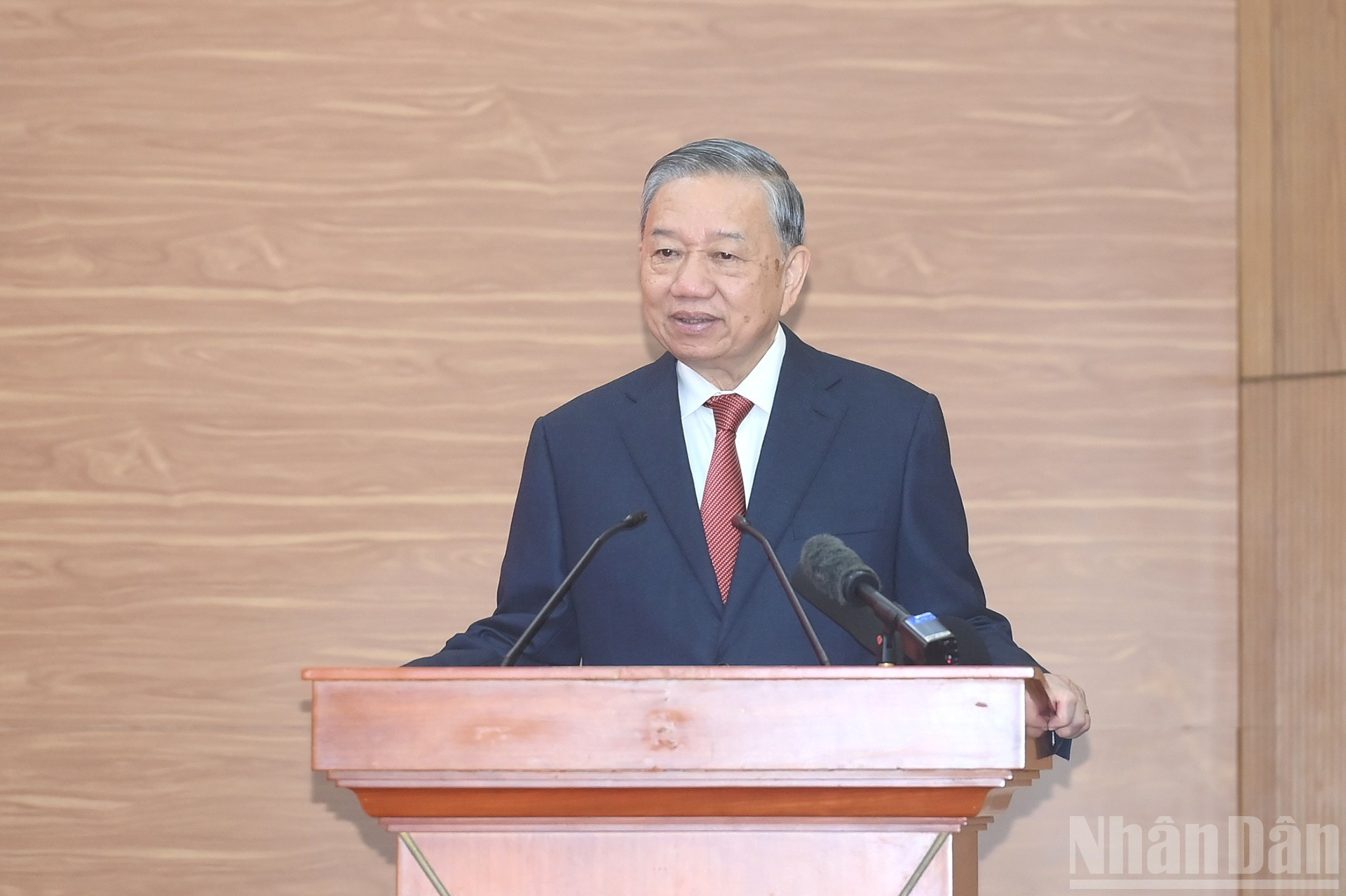 To Lam habla en la cita.