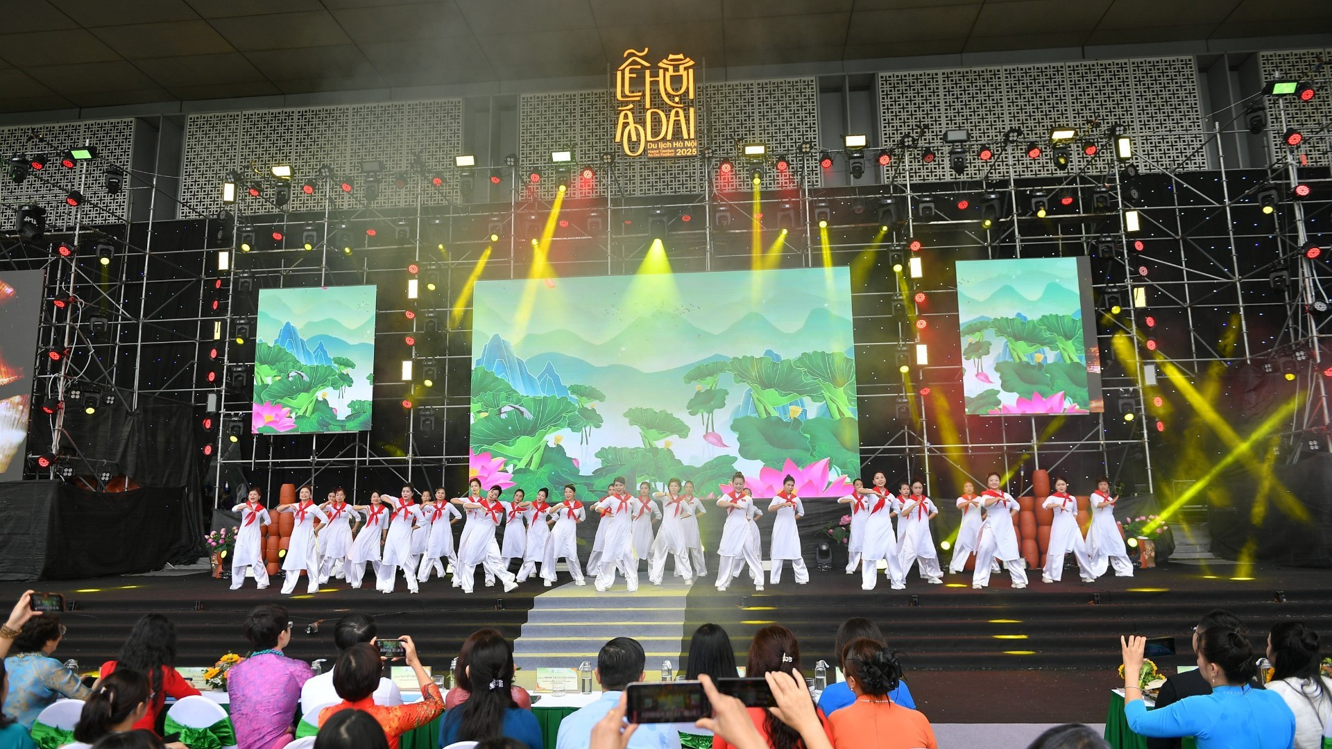 Desfile de Ao dai en honor a mujeres en Hanói