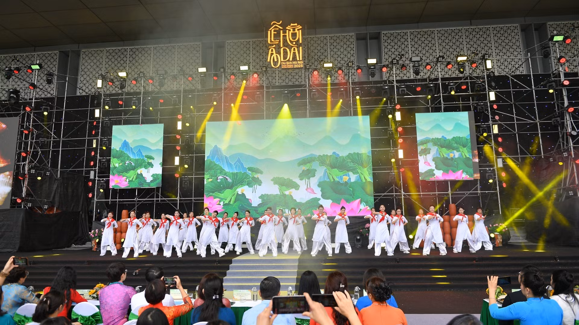 Desfile de Ao dai en honor a mujeres en Hanói