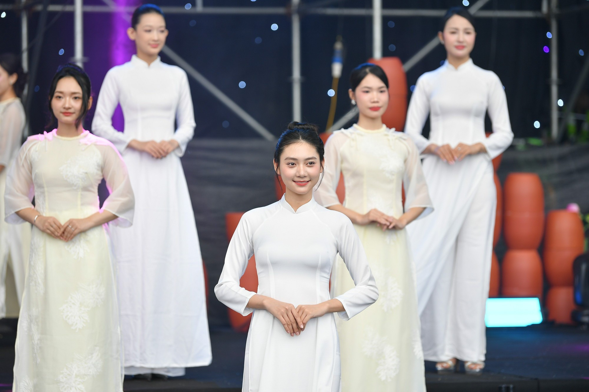 El Ao dai no es solo una expresión de la belleza tradicional, sino también la imagen de la mujer vietnamita: segura de sí misma, dinámica y llena de vitalidad en el ritmo de la vida moderna.