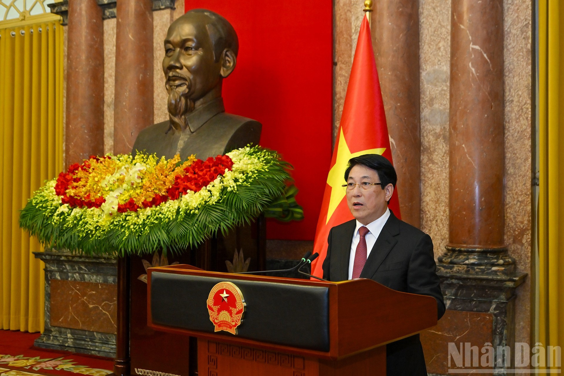 Luong Cuong habla en la cita.