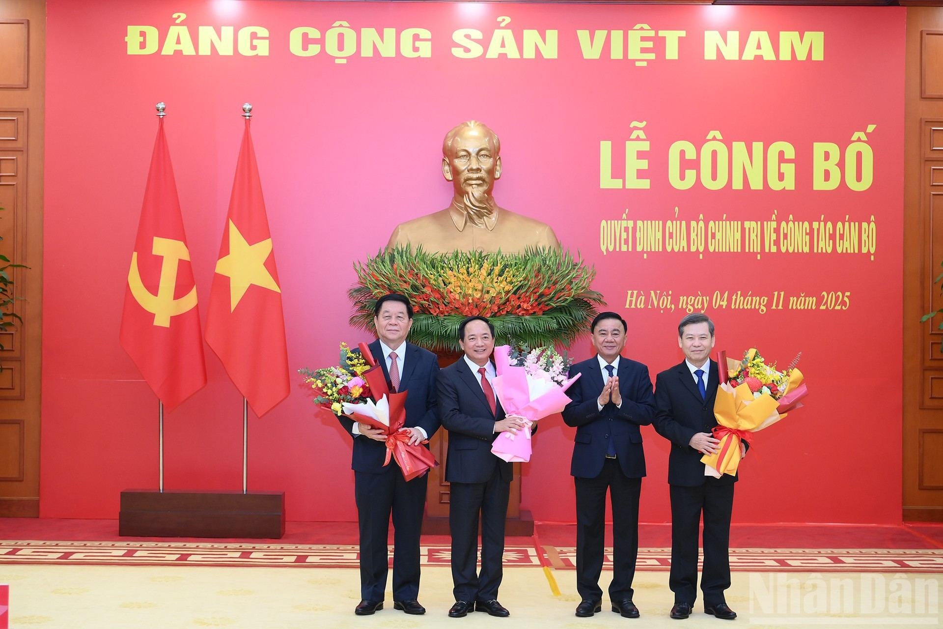 El miembro permanente del Secretariado del Comité Central del PCV, Tran Cam Tu, entrega flores para felicitar a Nguyan Trong Nghia, Trinh Van Quyet y Le Minh Tri.