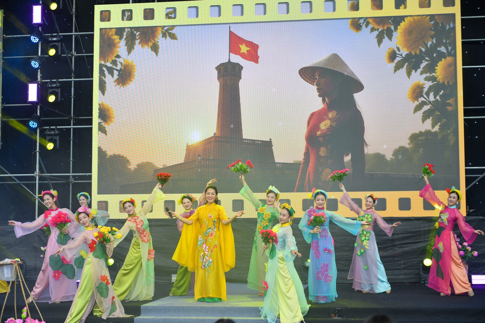 Actuaciones musicales dan inicio al programa.