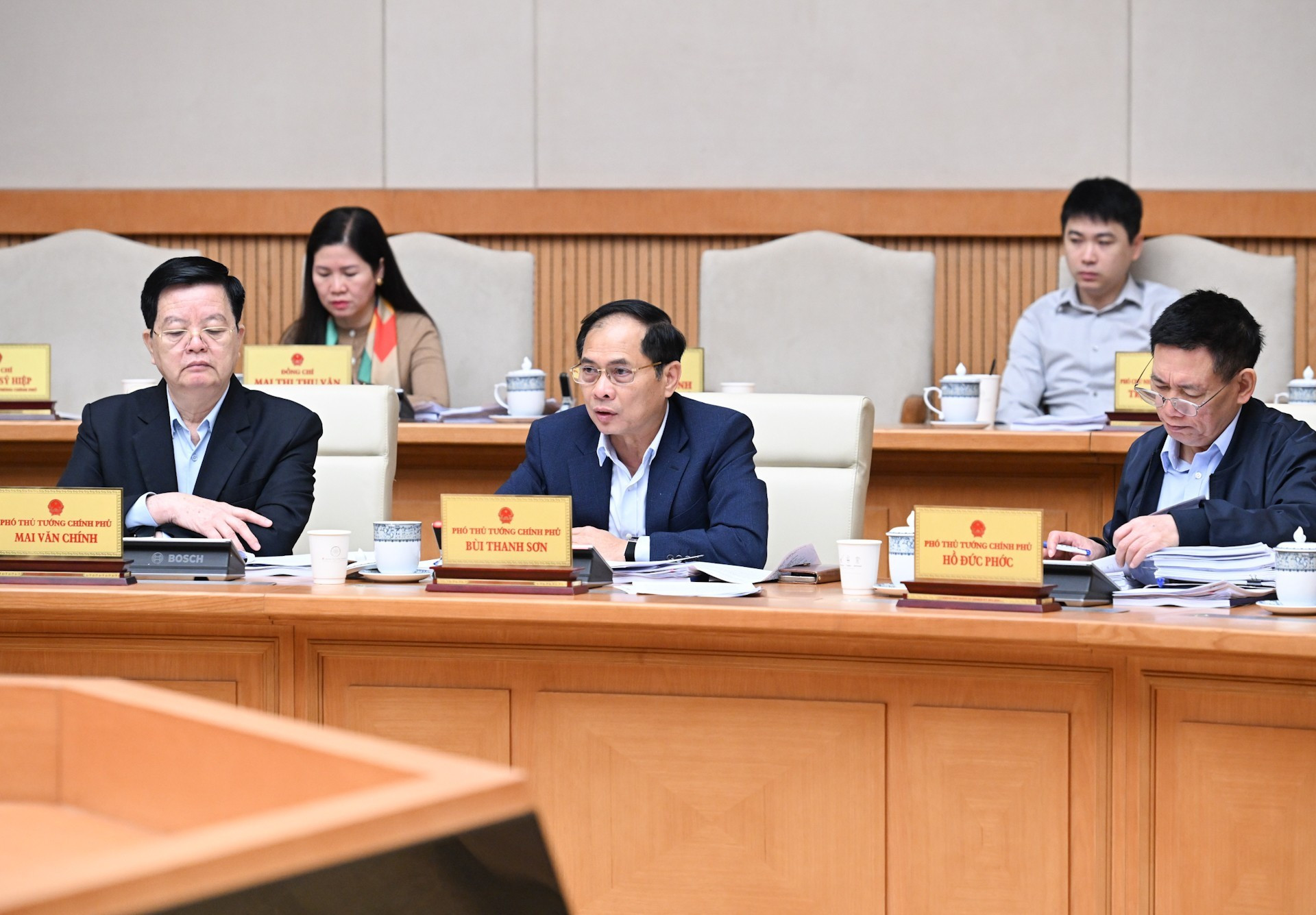 El viceprimer ministro Bui Thanh Son en la reunión.