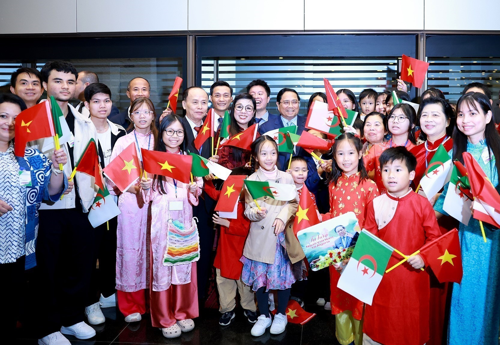 El primer ministro de Vietnam, Pham Minh Chinh, y su esposa con el personal de la Embajada y con representantes de la comunidad vietnamita en Argelia.