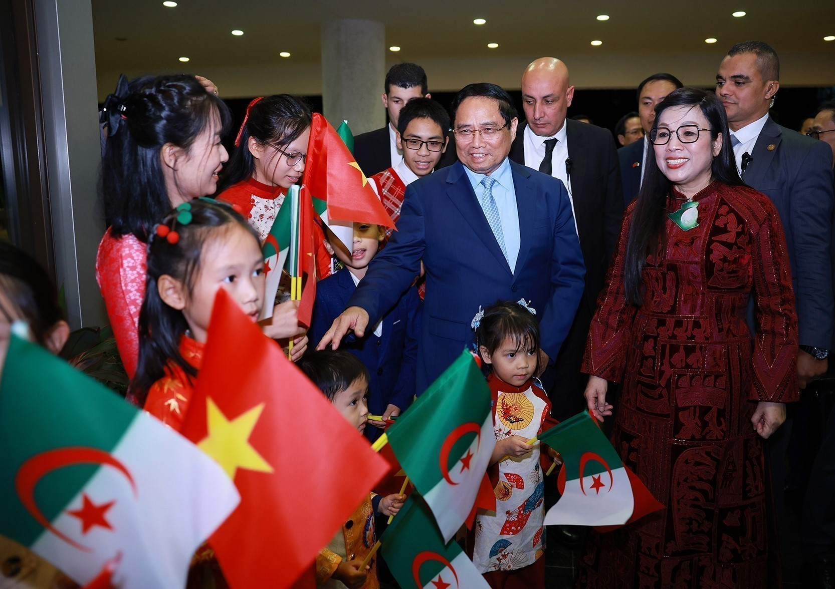 El personal de la Embajada y representantes de la comunidad vietnamita en Argelia dan la bienvenida al primer ministro Pham Minh Chinh y su esposa.
