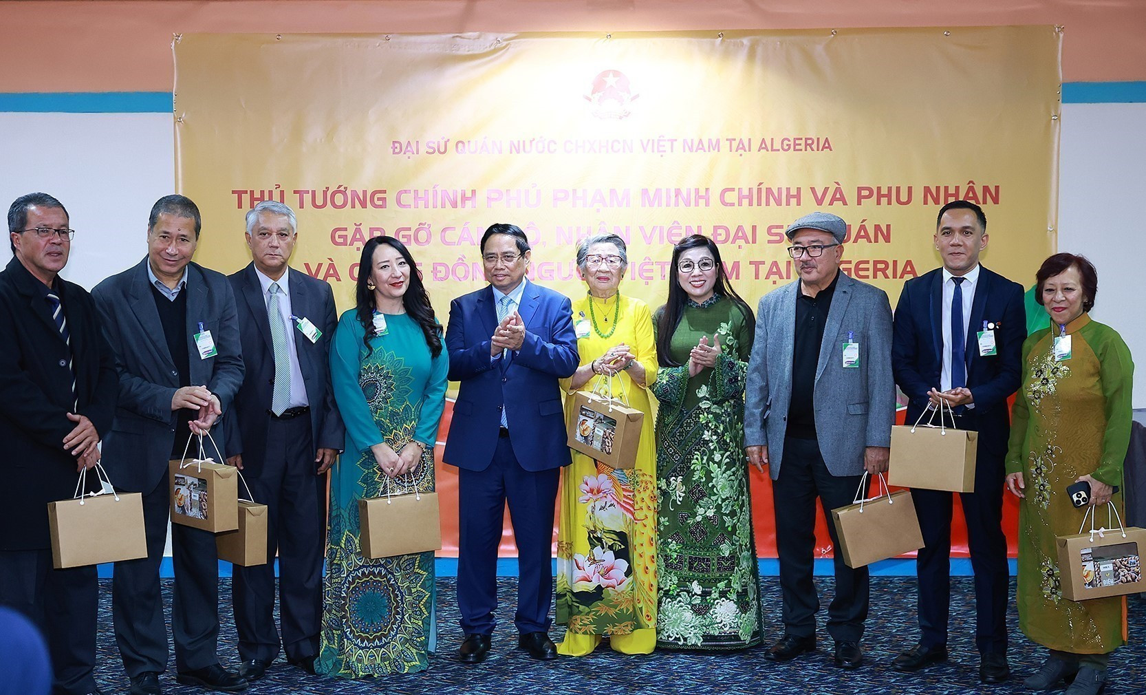 El primer ministro Pham Minh Chinh y su esposa entregan regalos a representantes de la comunidad vietnamita en Argelia.