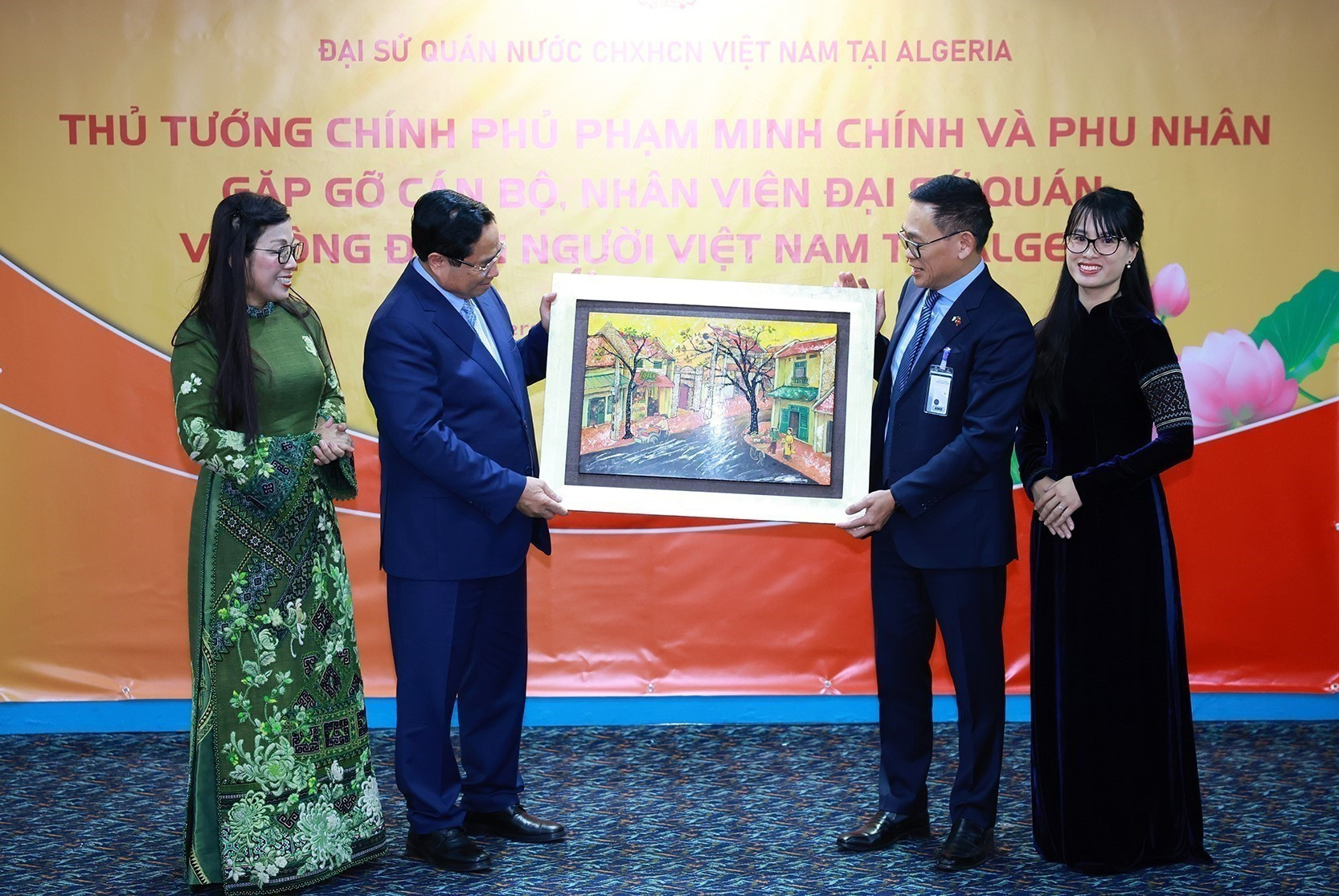 Entregan regalos a la Embajada de Vietnam en Argelia.