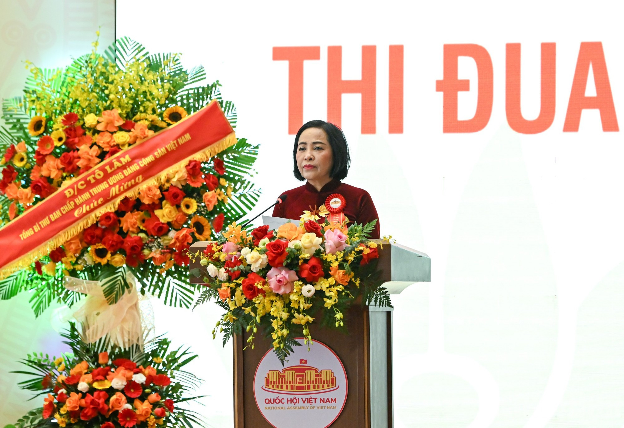 Nguyen Thi Thanh, vicepresidenta de la Asamblea Nacional y titular del Consejo de Emulación y Recompensa del Comité Permanente del Parlamento, interviene en el acto.