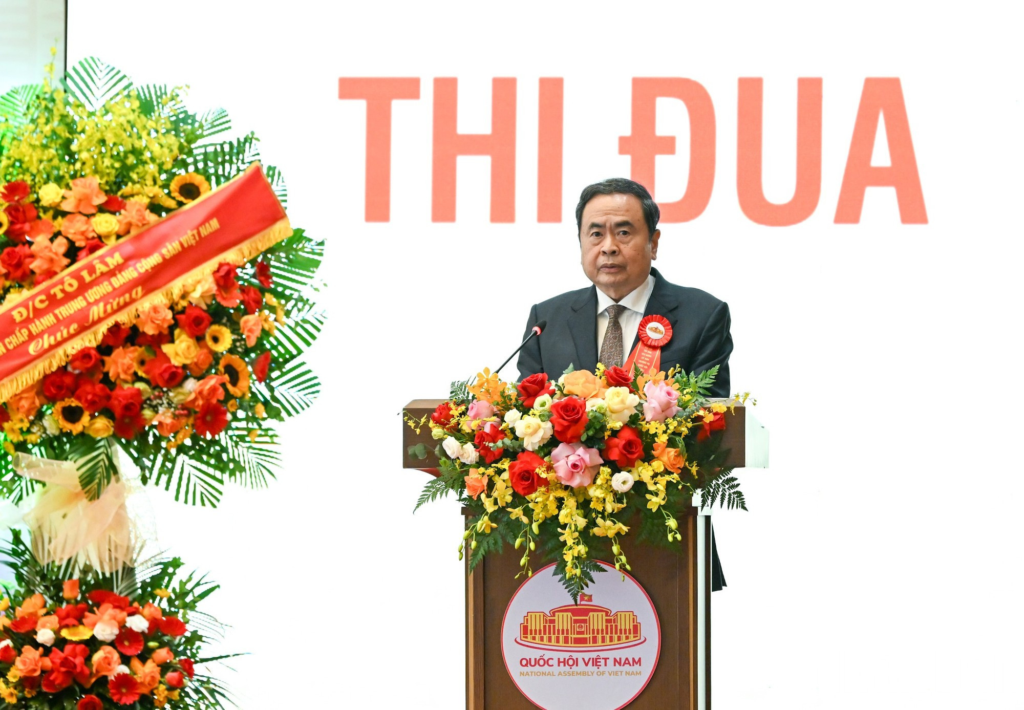 Thanh Man habla en la cita.