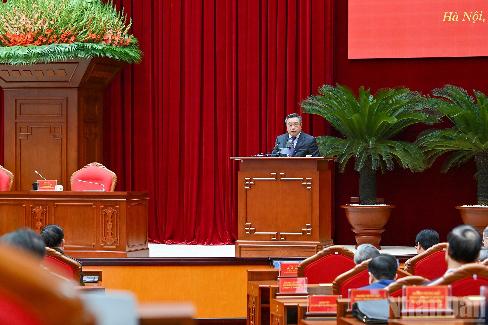 El miembro del Comité Central del PCV jefe de su Comisión de Inspección Disciplinaria, Tran Sy Thanh, habla en la conferencia.