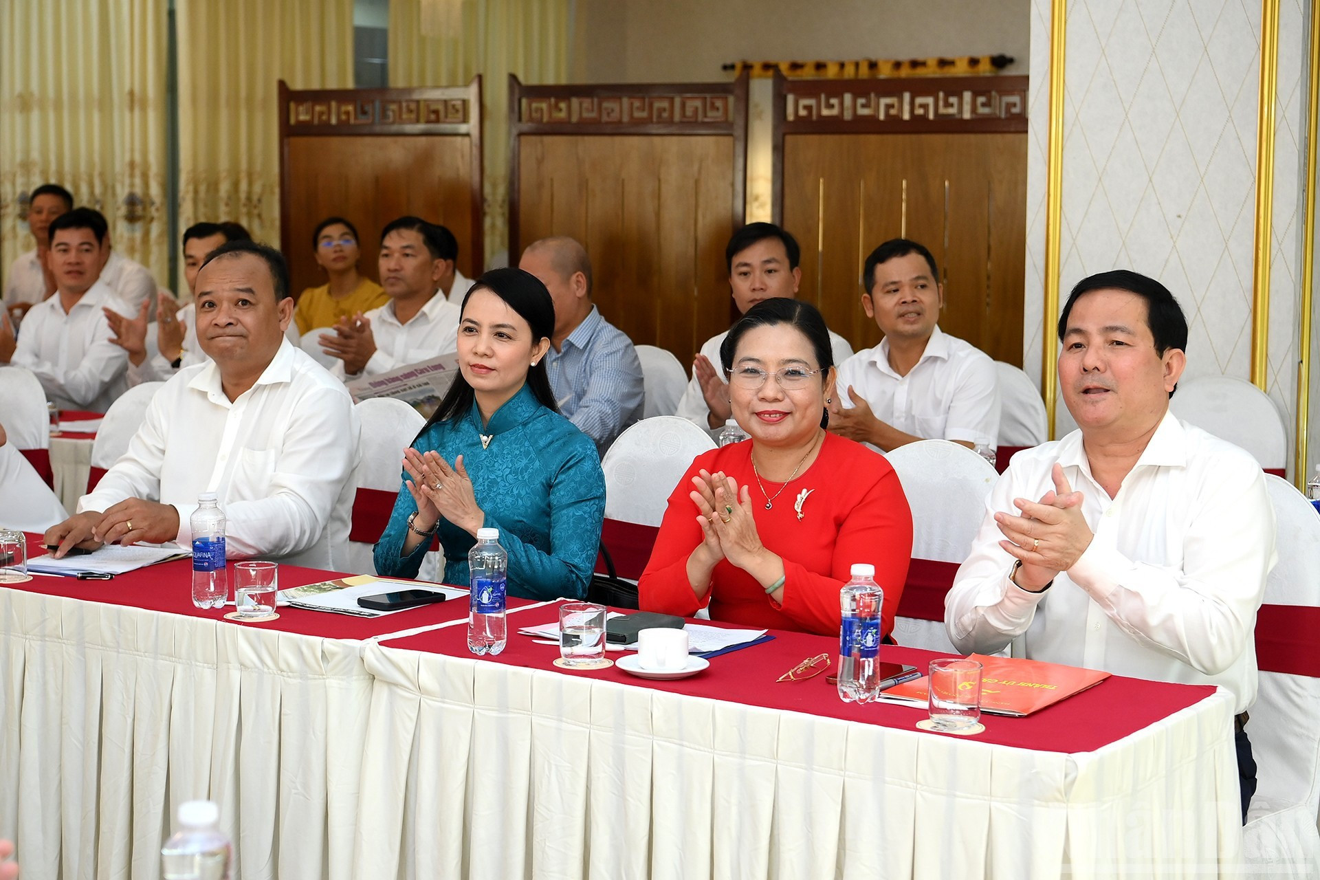 Dirigentes de la ciudad de Can Tho y los delegados en la cita.